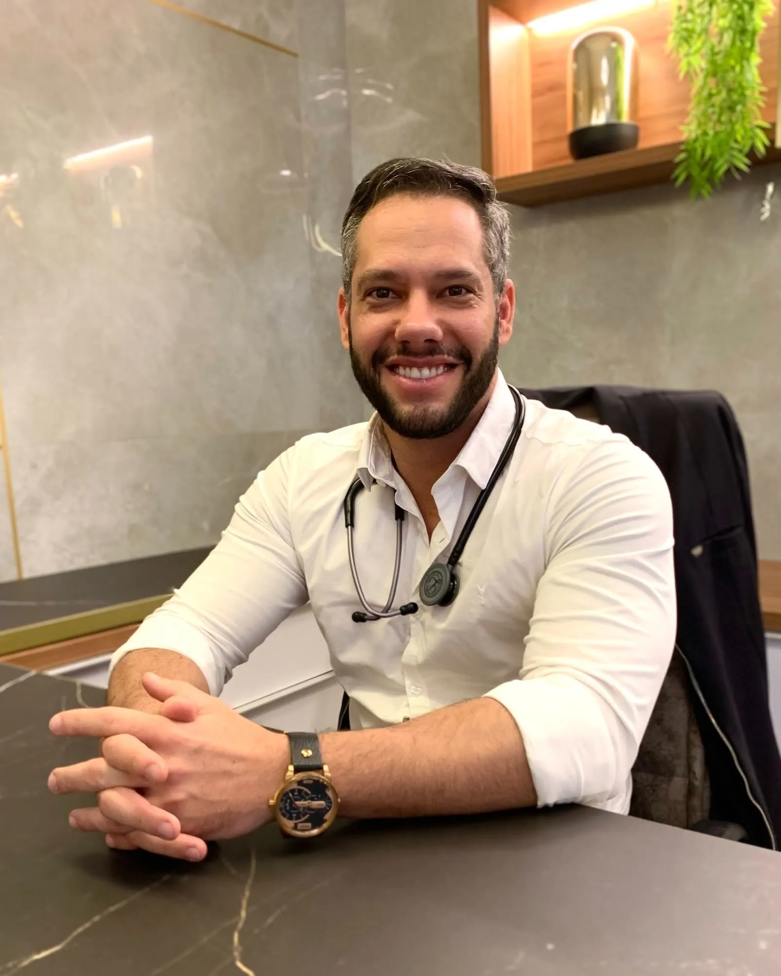 Dr. Marcel Freitas, médico do esporte em Palmas, no consultório do DHT Instituto