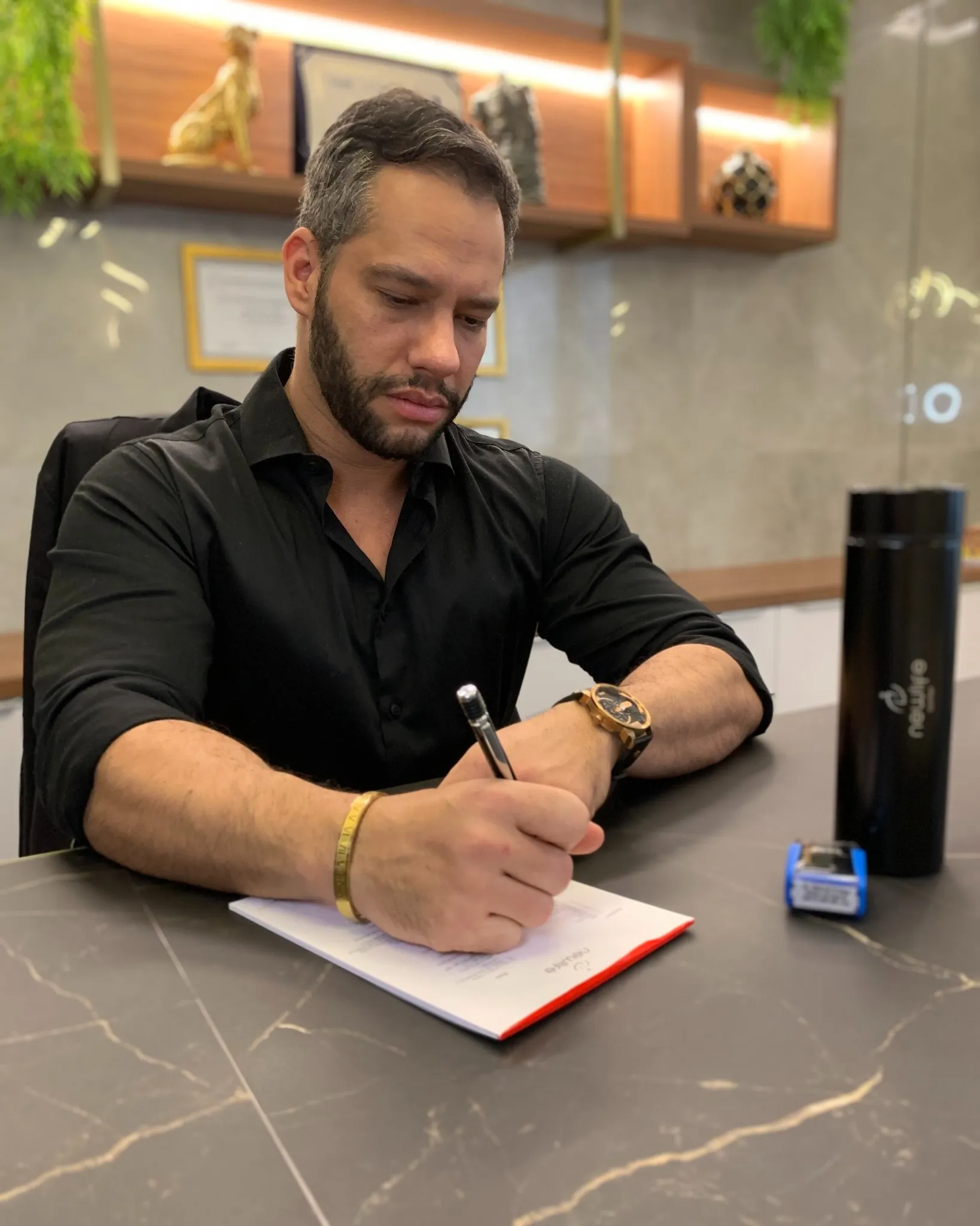 Dr. Marcel Freitas analisando o caso de um paciente no consultório